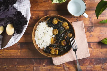 Roerbak met kalkoenchipolata, yacon en rijst