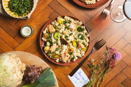 Fusilli met knolselderijsaus en gebakken zalm