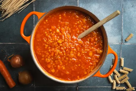 Bolognesesaus met rode linzen