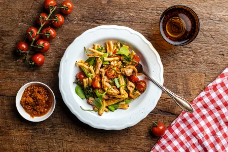 Verse pasta met kip en tomaat,