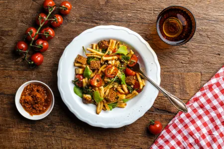 Pasta rode pesto met hazelnoot-tofu