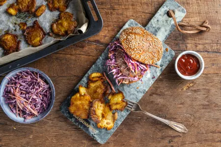 Meatless burger met coleslaw