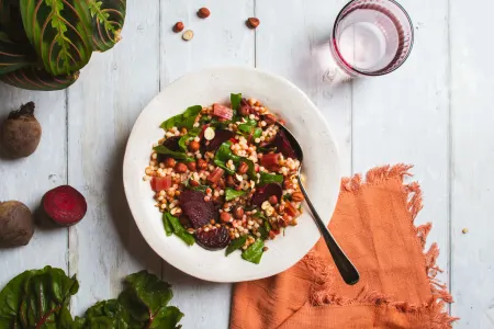 Parelcouscous met rode biet, hazelnoten