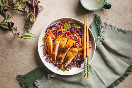 Noedelsalade met krokante schnitzel