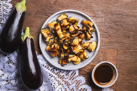 VOOR- OF BIJGERECHT: Gefrituurde aubergine met stroop