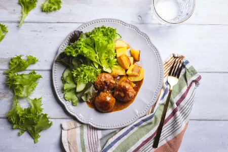 Gehaktballetjes met gebakken aardappelen