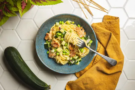 Romige pasta met kip, verse kapucijners