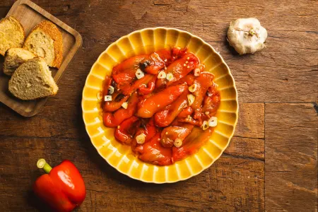 BIJGERECHT: Spaanse geroosterde paprikasalade