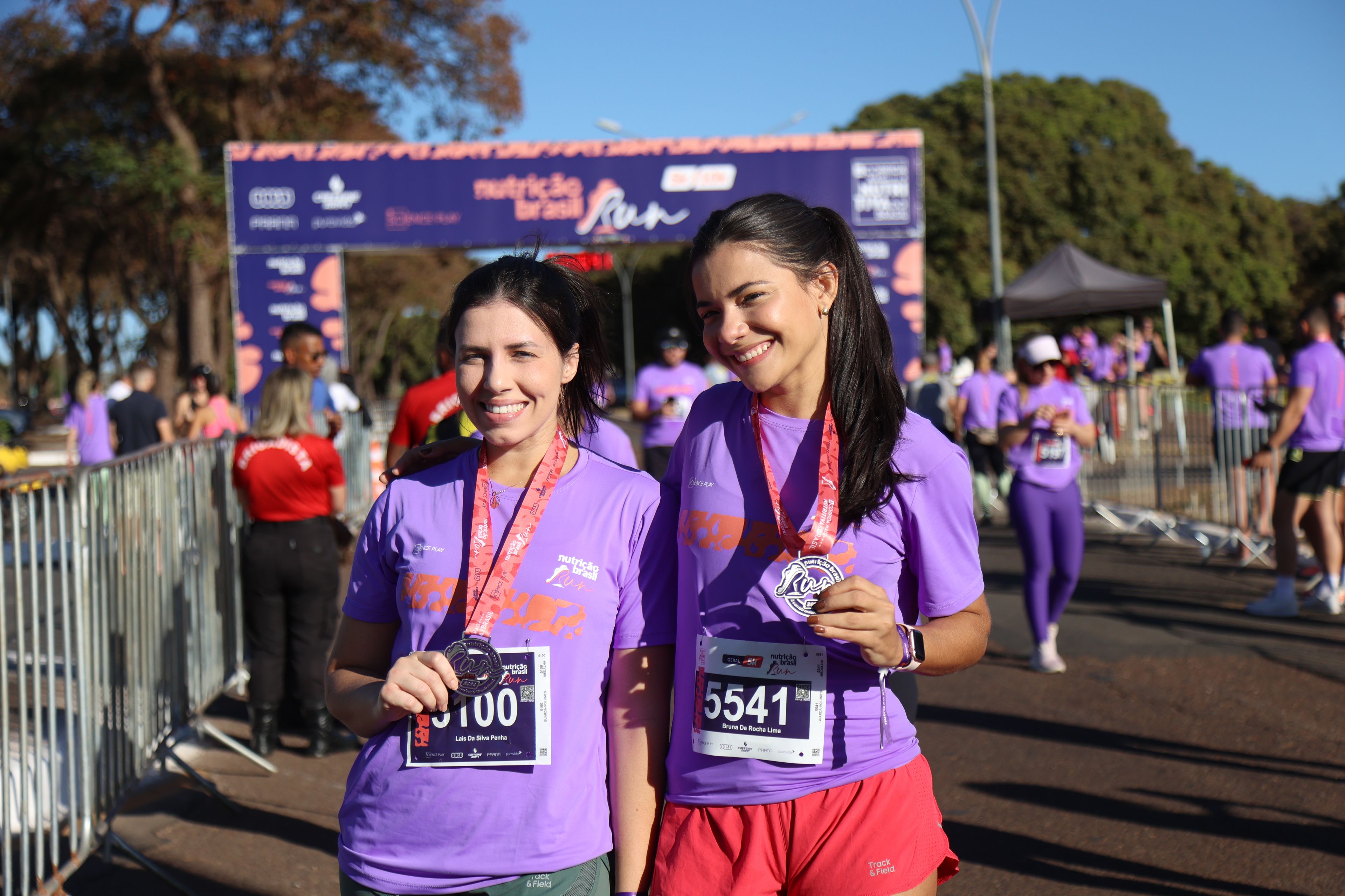 Medalha da NB Run no peito de uma corredora