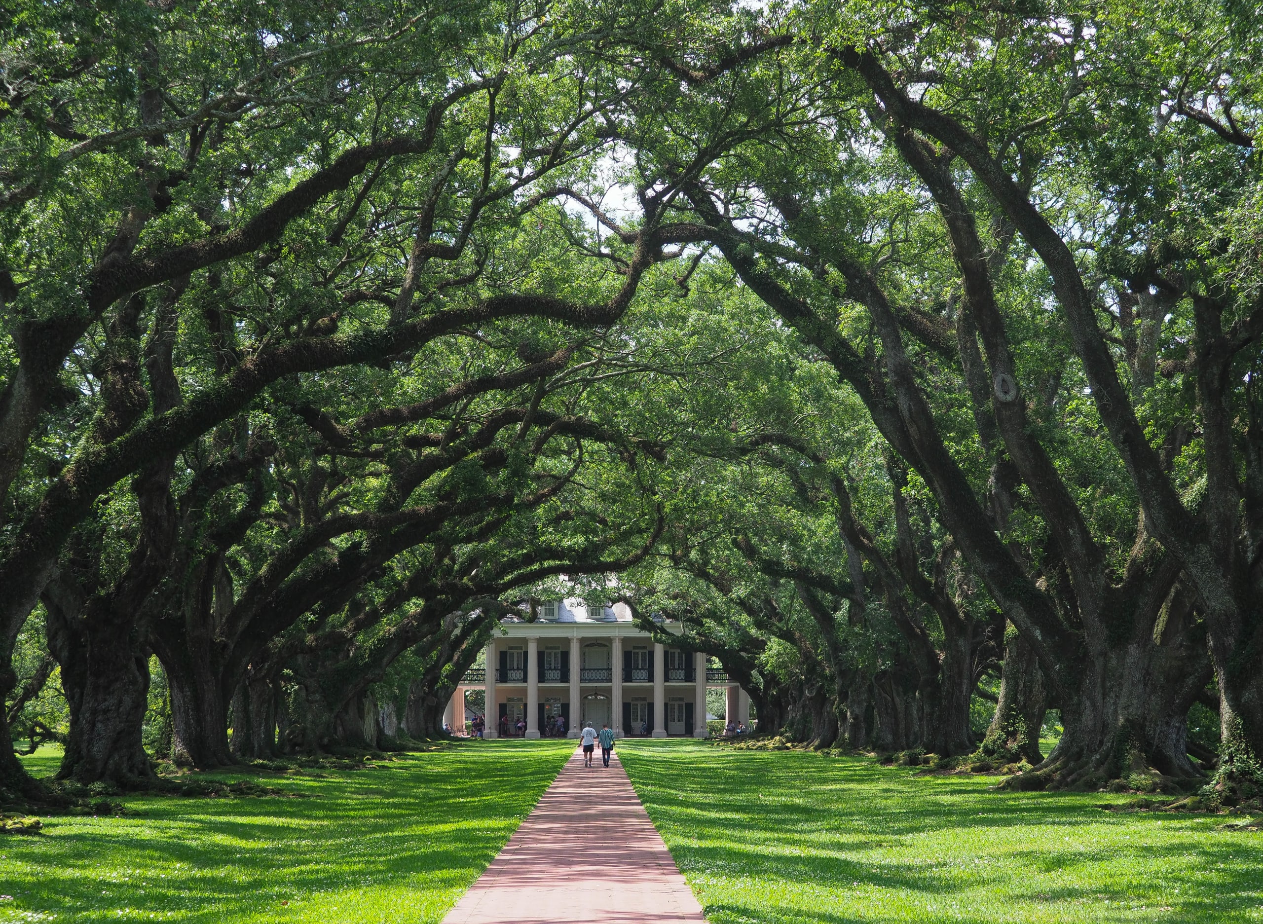 At Oak Alley Plantation in Louisiana, tours balance slavery with lives of plantation owners