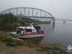 Названа предварительная причина переворота катера на Амуре. Поиски людей продолжаются