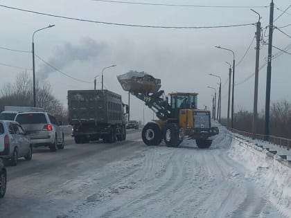Очистка улиц Благовещенска от снега и наледи