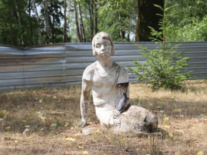 Скульптуру «Девочка сидит на траве» отреставрируют в Великокнязевке