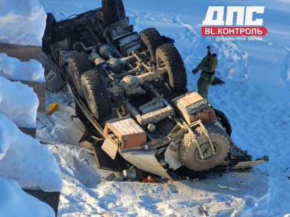 В Приамурье с моста сорвалась вахтовка, в которой были 11 человек (фото)