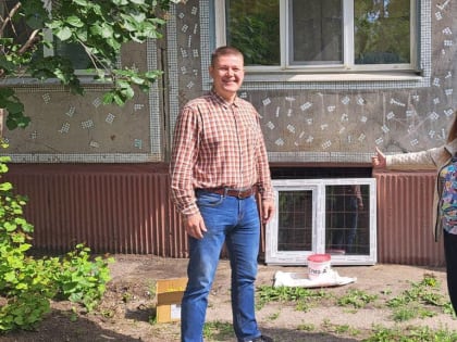 В Благовещенске установили окна в подвалы одного из домов