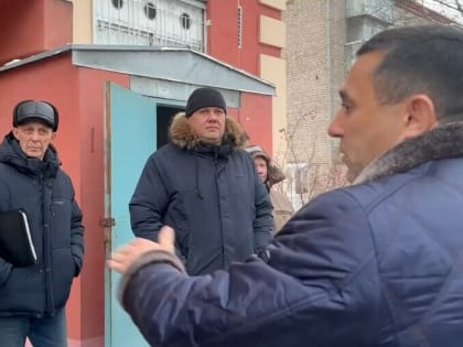 Мерзнуть или жить без воды? Жители двух благовещенских многоэтажек стали заложниками одного порыва