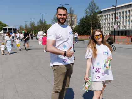 Юных благовещенцев в День защиты детей бесплатно угощали мороженым