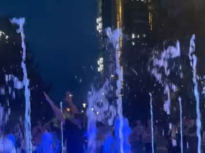 Парень показал мокрые танцы в Благовещенске (видео)