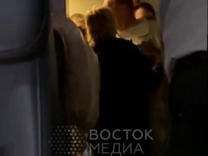 Стюардессы в панике: житель Приморья спас в самолете пьяного мужчину, а тот попросил ром