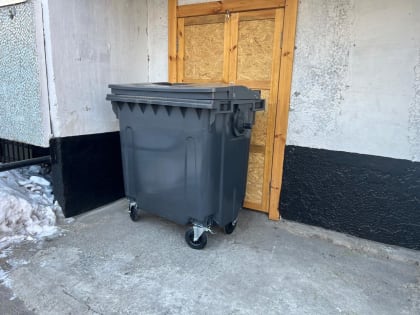 У жителей дома 235 по улице Горького появились новые контейнеры для мусора