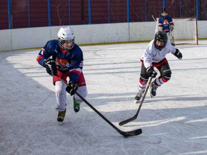 Команды разных возрастов объединил чемпионат по дворовому хоккею в Благовещенске