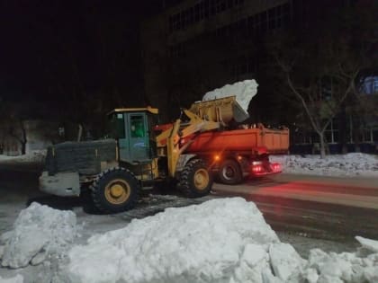 Ночью бригады ГСТК вышли на уборку благовещенских дорог и тротуаров от наледи
