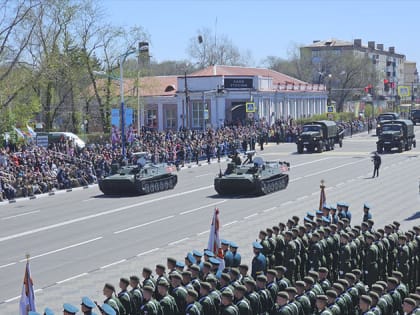 Тысяча военных и два десятка техники: как прошел военный парад в Белогорске