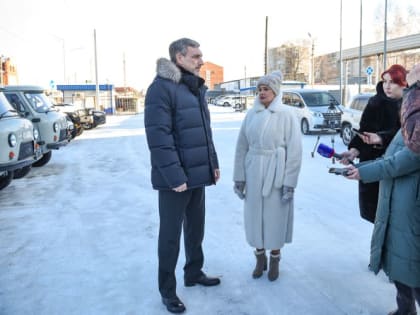 Новые автомобили для больниц и поликлиник Приамурья осмотрел Василий Орлов