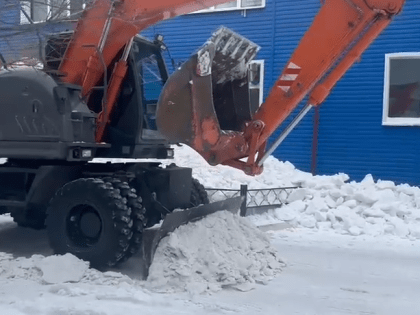 Борьба с последствиями снегопада в Амурской столице продолжается