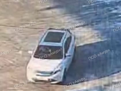 Появилось видео момента ДТП в Благовещенске, где кроссовер выехал на встречную полосу, а Nissan Note влетел в столб