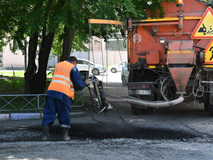На улице Мухина провели ямочный ремонт дворового проезда