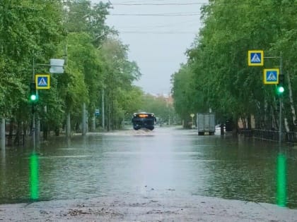 Приплыли: улицы Благовещенска снова утонули после прошедшего дождя (видео)