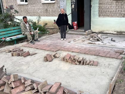 Депутат помогает благоустроить двор многоквартирного дома