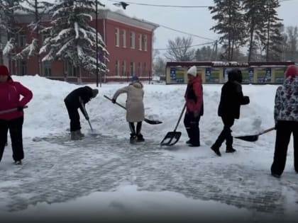 Уборка снега в Благовещенске: усилия властей и жителей
