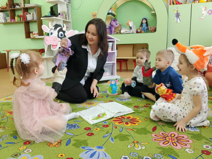 «Уча других, учусь сама, и детство проживаю многократно»