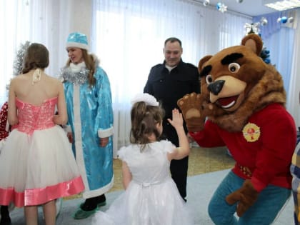 Полицейский Дед Мороз навестил юных благовещенцев