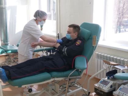 Благовещенские оперативники поделились здоровьем с нуждающимися реципиентами