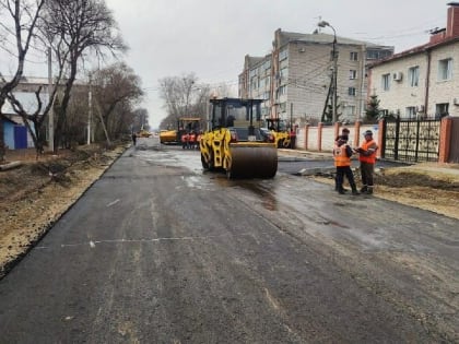 В Благовещенске начали укладывать асфальт на первых отремонтированных в этом сезоне дорогах