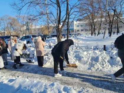 Студенты помогают очищать Благовещенск от снега