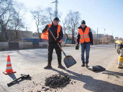 В амурской столице приступили к устранению выбоин на дорогах