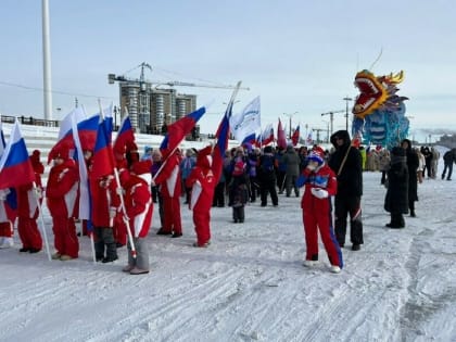 Колонну людей в красном заметили на набережной Амура в Благовещенске (видео)