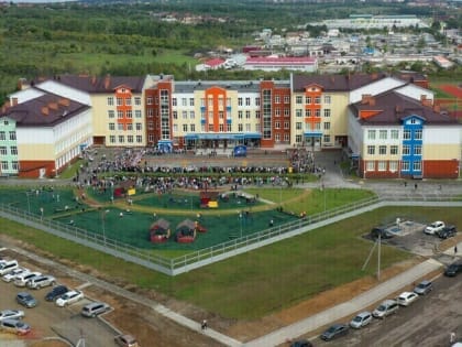 В новой школе Благовещенска произошла коммунальная авария: в трех кабинетах из радиаторов хлынула вода