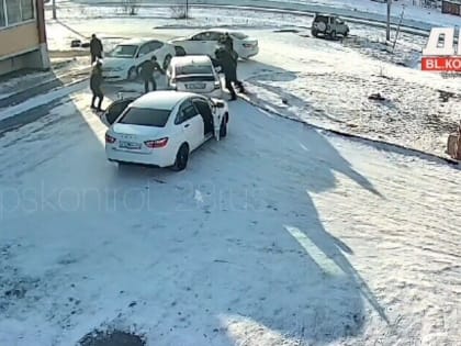 Пытался уехать, окруженный машинами: в Благовещенске произошло эпичное задержание (видео)