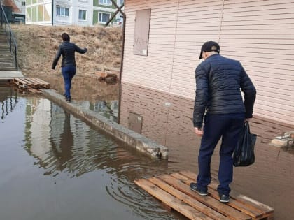 Подход к канаве, в которую с головой провалилась амурчанка, ограничили сигнальными лентами