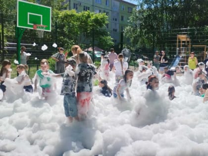Пенную вечеринку для детей в одном из городских дворов организовал депутат Арсен Чихтисов