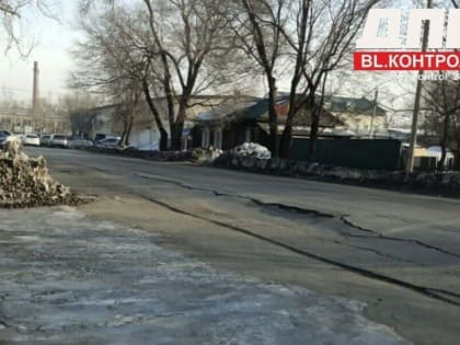Дорожное покрытие на одной из улиц Благовещенска «пустилось в пляс»