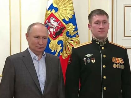 Именное оружие получил военнослужащий из Приамурья от президента России