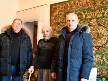Председатель Думы Степан Попов и депутат Антон Кочетов поздравили участника Великой Отечественной войны с днём рождения