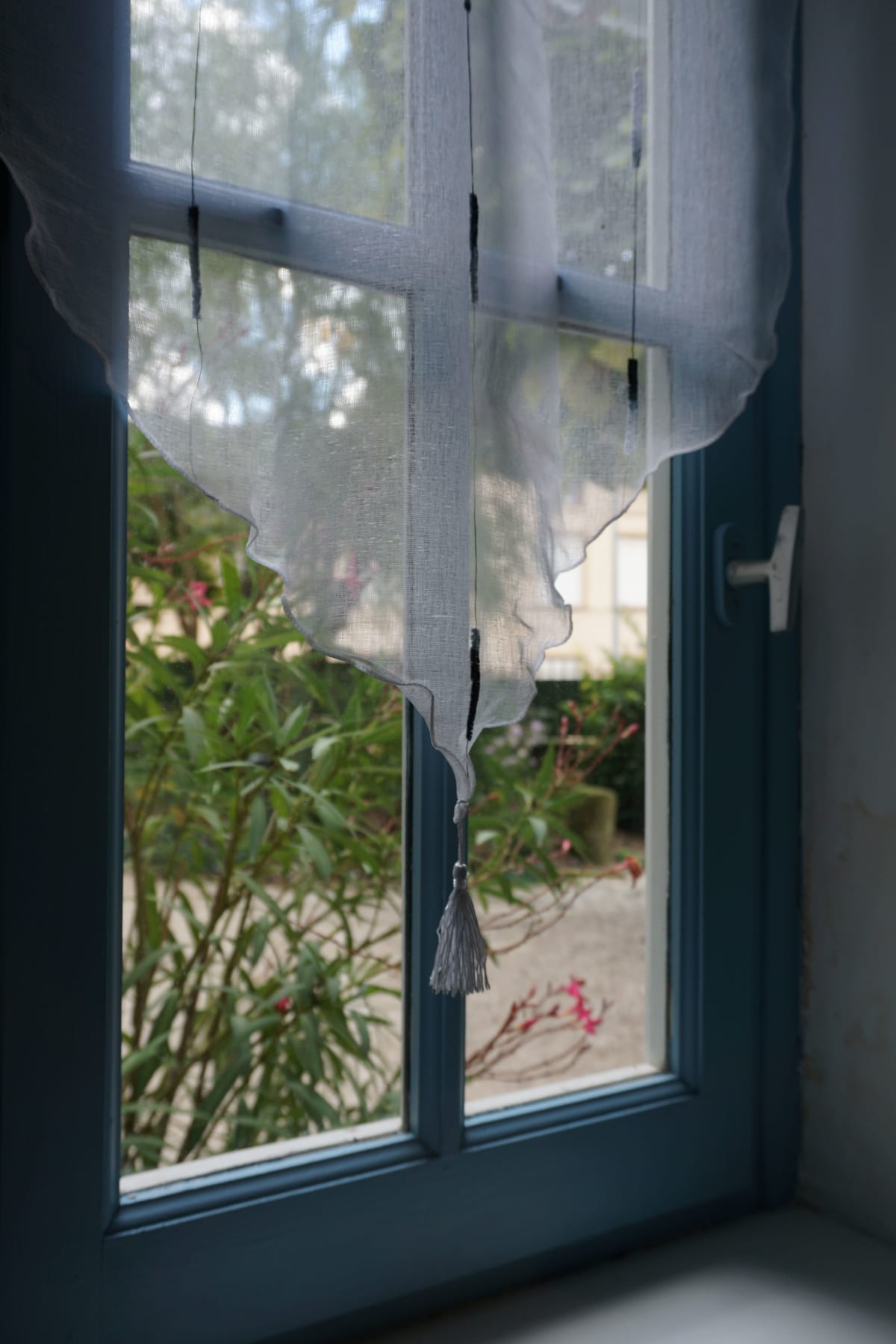 Fenêtre avec vue sur le jardin fleuri