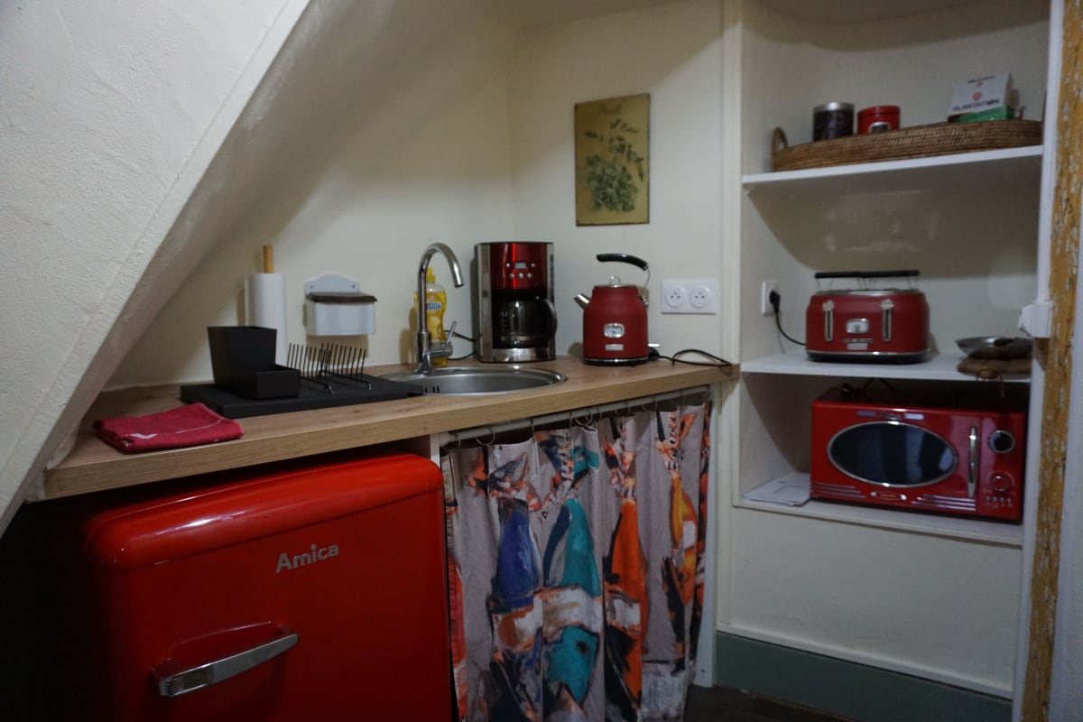 Kitchenette sous les combles avec réfrigérateur rouge vintage